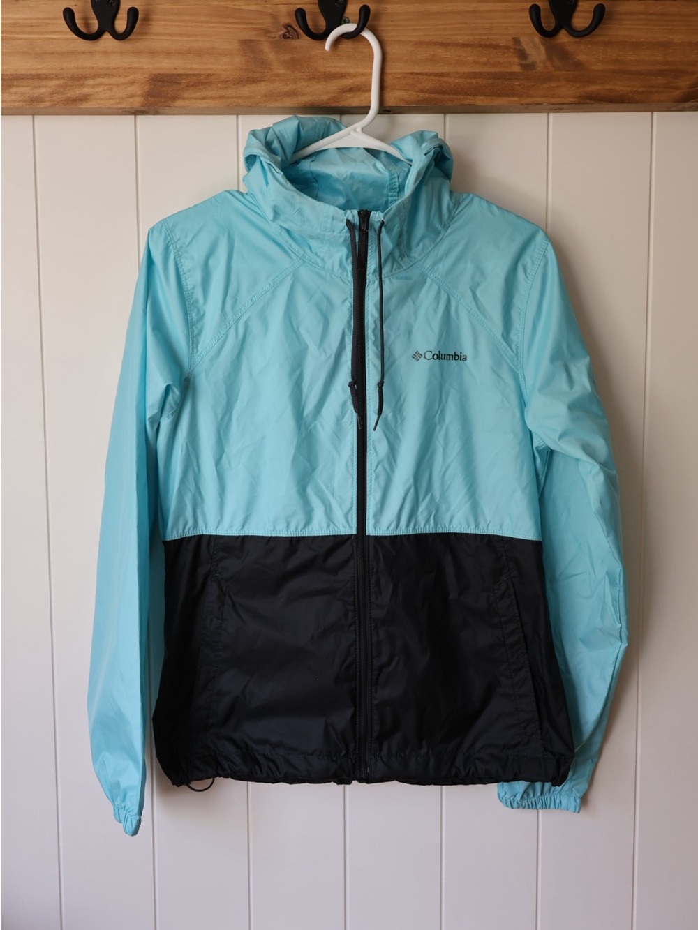 Columbia Women’s Center Ridge Two-Tone Hooded Windbreaker Jacket - Aqua & Black
